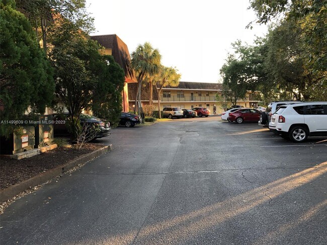 Building Photo - 615 S State Rd 7