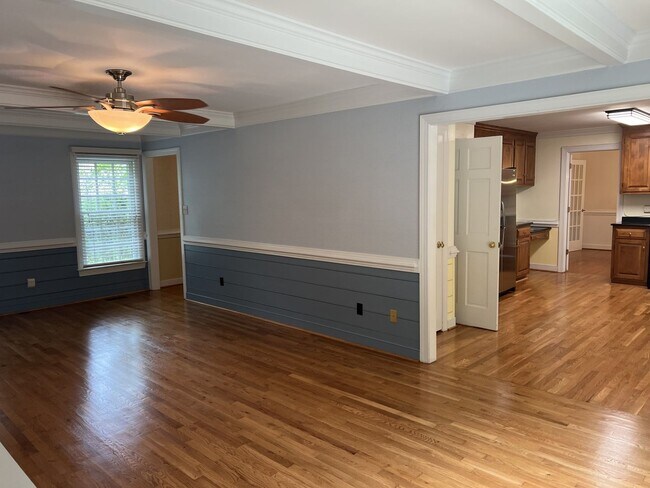 Building Photo - Colonial Home in Fords Colony