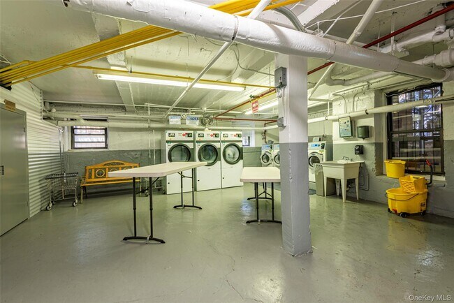 Foto del edificio - 72-34 Austin St