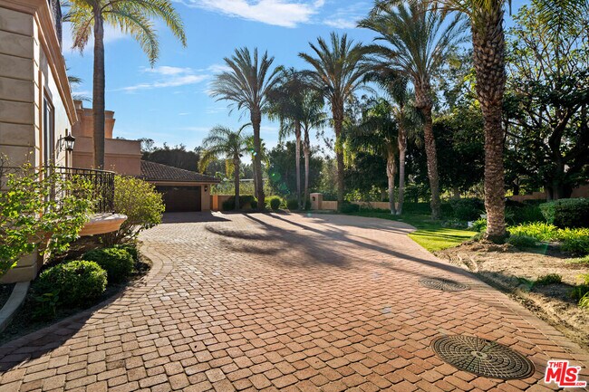 Building Photo - 6437 Meadows Ct