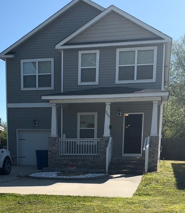 Photo - 205 Gee St House