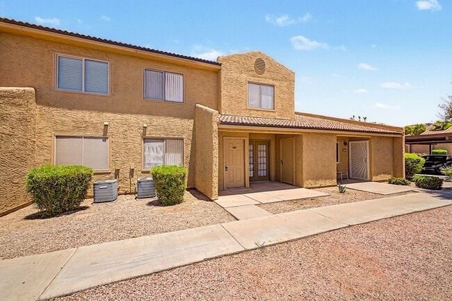 Building Photo - Charming 2 bed 1.5 bath Phoenix townhouse