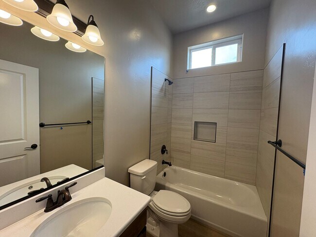 Building Photo - Townhome in Hurricane