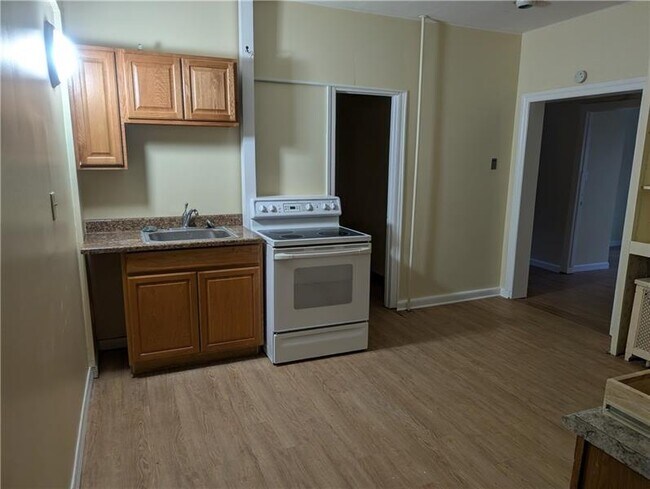 Building Photo - 585 Fayette St