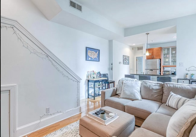Building Photo - Bright Two Bedroom Apartment in Spring Gar...