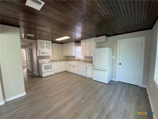 Building Photo - 702 E Stayton Ave