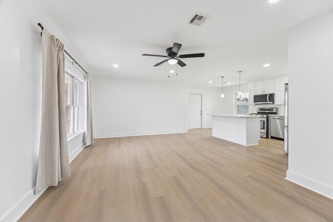 Building Photo - 2302 Hewitt Dr