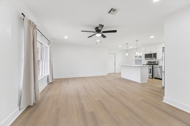 Foto del edificio - 2302 Hewitt Dr