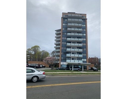 Building Photo - 300 Lynn Shore Dr