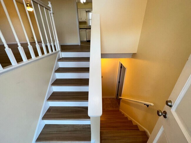 Building Photo - Lovely 4 BR Home in S Lexington! Attached ...