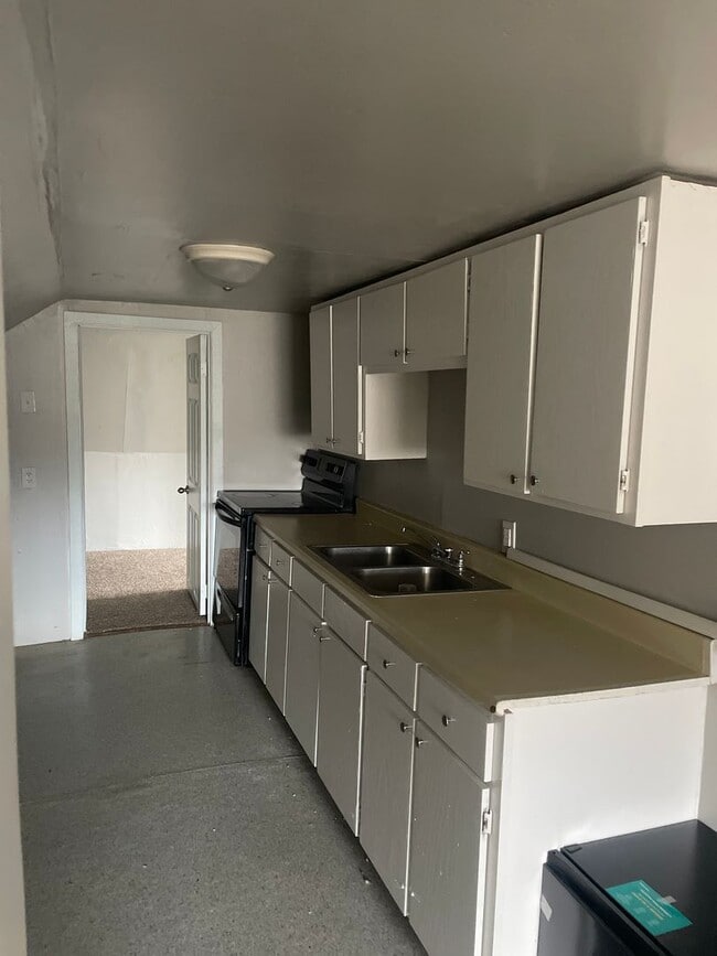 Building Photo - UPSTAIRS ONE BEDROOM!