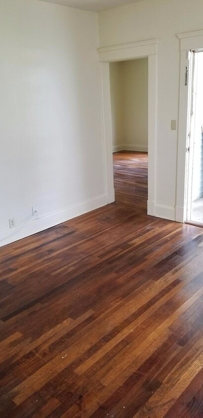 Foto principal - 3 bed, 1.5 bath, fenced yard