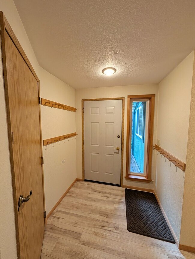 Foto del edificio - 3Bd/1.5Ba Dgl Townhome, Long Term Rental, 2 Car Garage, Unfurnished