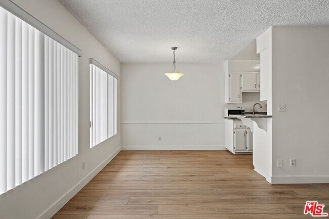 Foto del edificio - 11933 Darlington Ave
