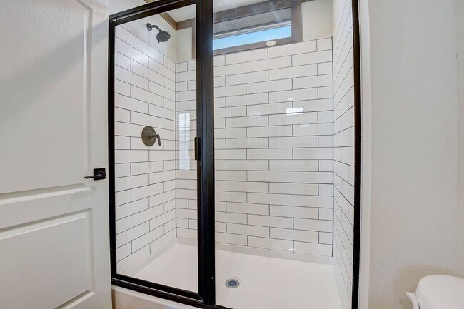 Building Photo - 1800 Oak Grove Rd E