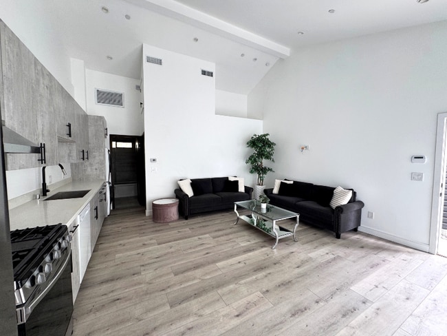 Building Photo - 7824 Shadyspring Dr