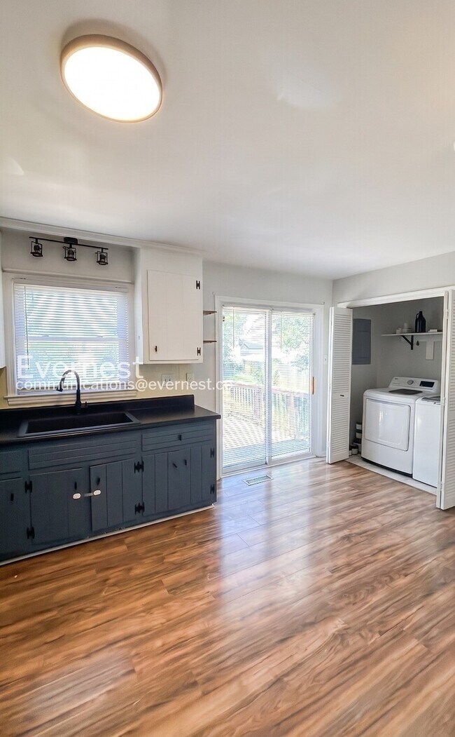 Building Photo - 3 Bed, 2 Bath Home with Fenced Yard / Available Now!