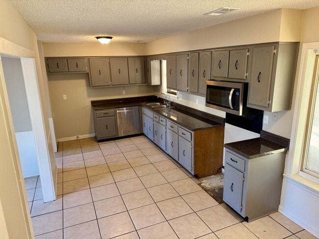 Building Photo - 7141 Oak Forest Dr