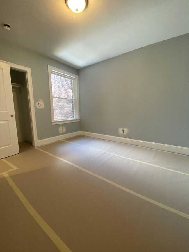 Building Photo - No Brokers Fee, Fully Renovated, Central H...