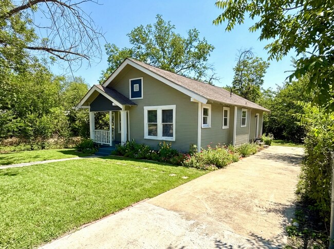 Building Photo - **APPLICATION RECEIVED** AVAILABLE NOW! Convenient 4 Bedroom / 1 Bath Home Near Downtown!
