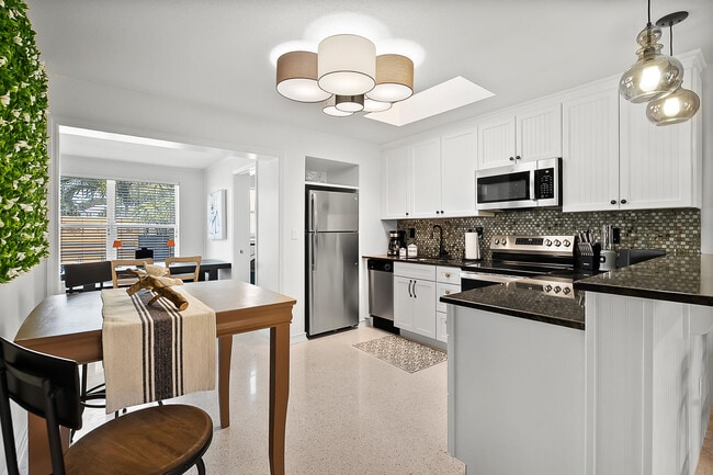 Building Photo - 13 SE Sailfish Ln