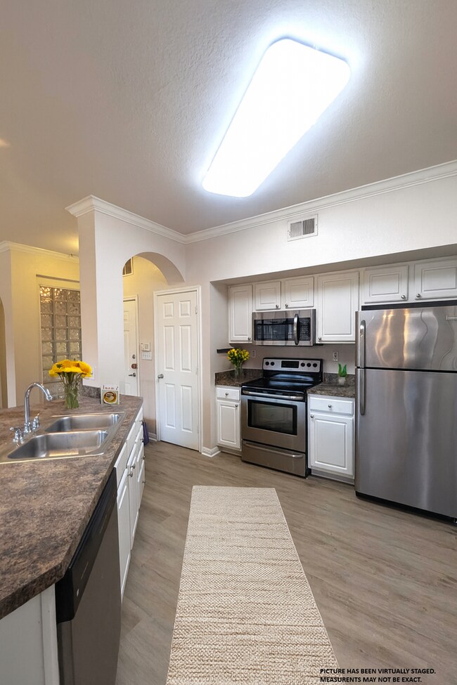 Building Photo - Spacious Updated 1x1  806 square feet! Top...