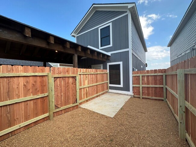 Building Photo - 3 Bedroom/2 Bathroom New Construction Town...