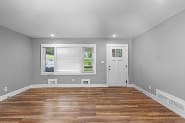 Building Photo - 1699 Flintwood Dr SE