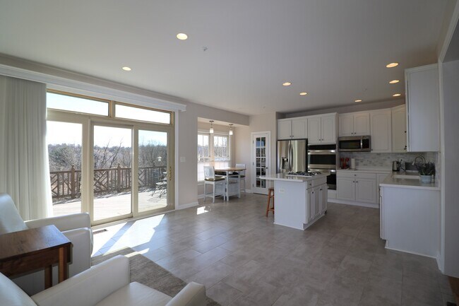 Foto del edificio - "Coming Soon" Luxury 4 Level Picturesque T...