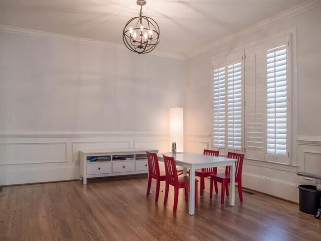 Foto del edificio - 1060 Pine Grove Ave NE
