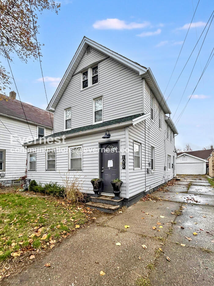 1079 E 68th St Cleveland, OH 44103 – photo 1