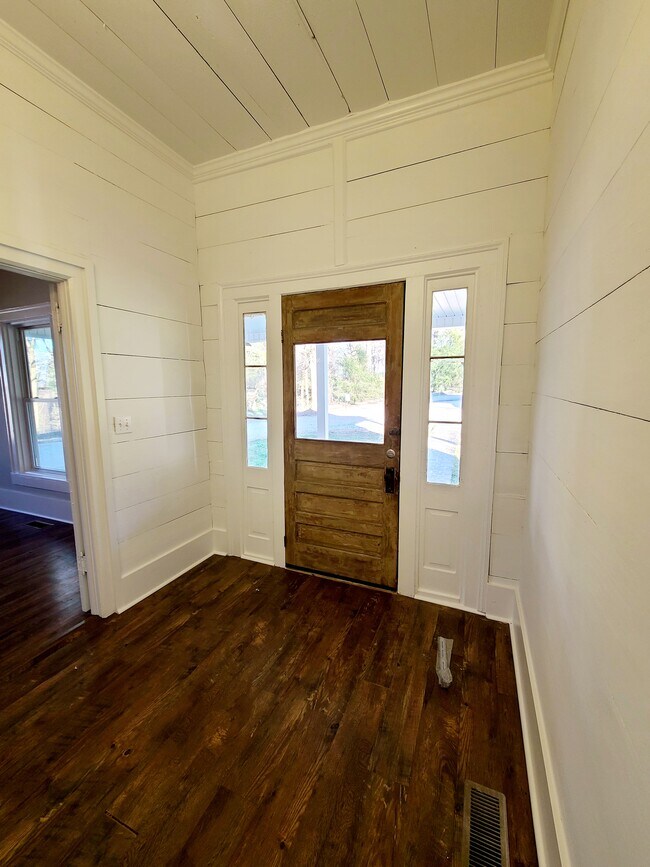 Hallway - 506 Chastain Rd