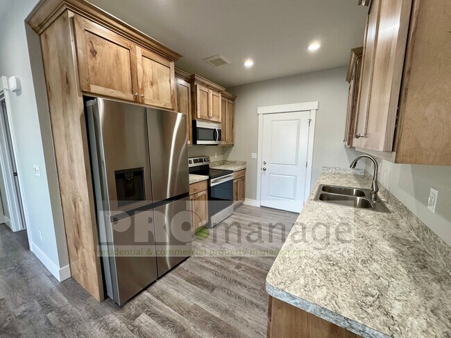 Foto del edificio - Near New - 2 Bed, 1 Bath Apartment