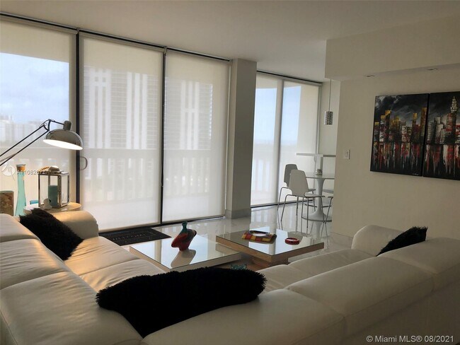 Foto del edificio - 19355 Turnberry Way