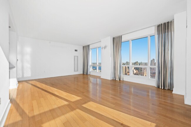 Building Photo - 350 W 42nd St
