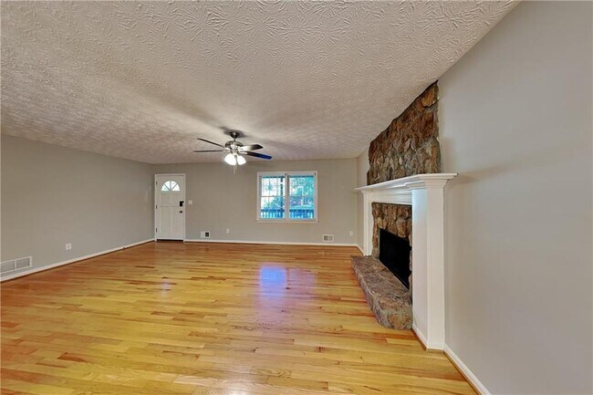Foto del edificio - 5225 Shadow Wood Dr
