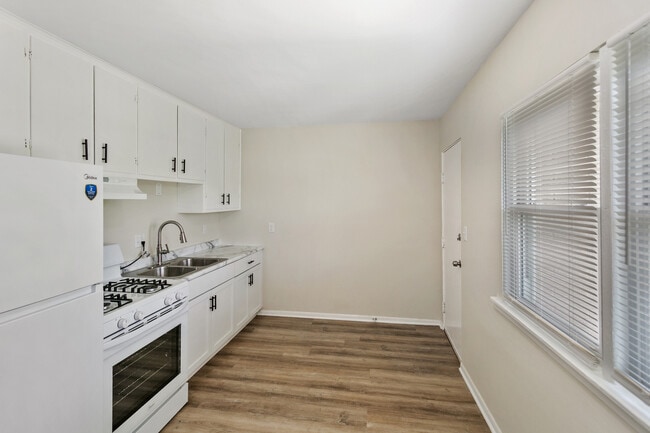 Building Photo - 1021 Tollview Ave