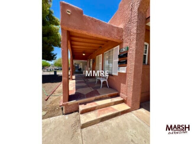 Building Photo - Older 2 bedroom home with lots of charm in...
