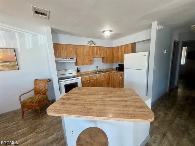 Building Photo - 200 Mid Island Dr
