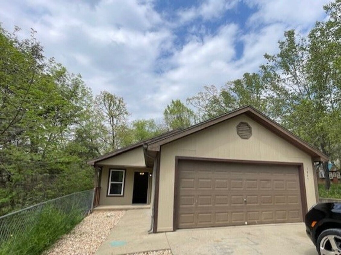 Foto principal - 3 Bedroom Home in Merriam Woods!