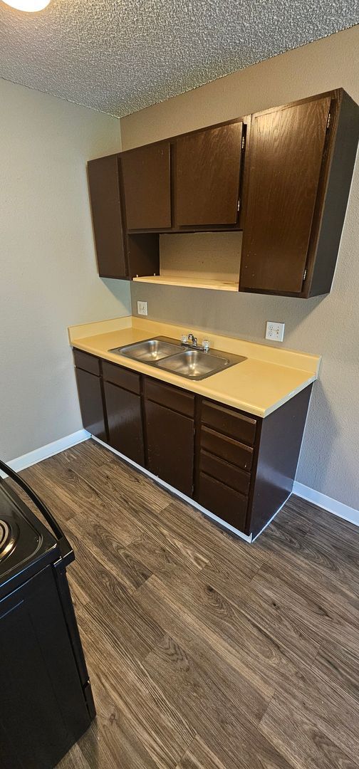 Building Photo - Top Floor 1-Bedroom Home with Balcony!