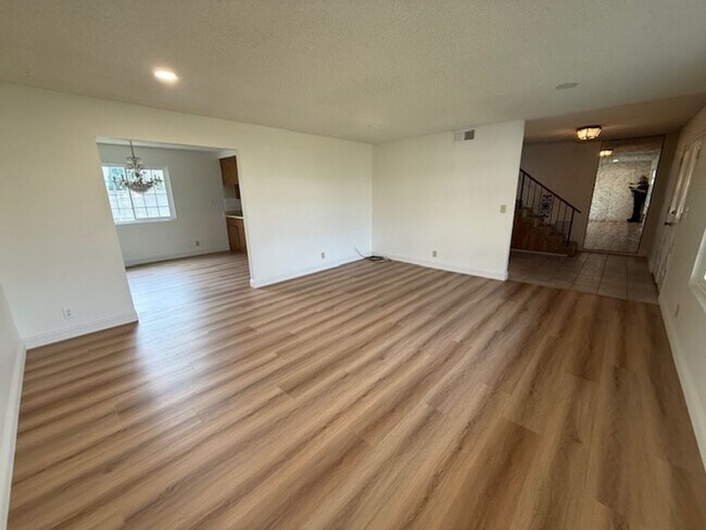 Foto del edificio - ***READY FOR IMMEDIATE OCCUPANCY*** 3BD/2.5BA HOME IN ARTESIA***