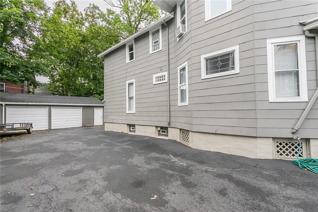 Parking plus private one car garage - 513 Oxford St