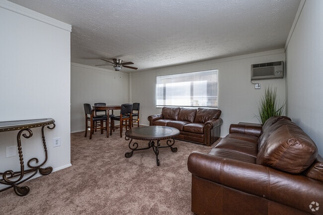 1BR, 1BA - 648SF - Living Dining Room - Nob Hill of Pittsburgh
