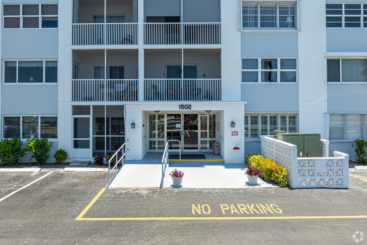 Building Photo - Palm Lake Condo