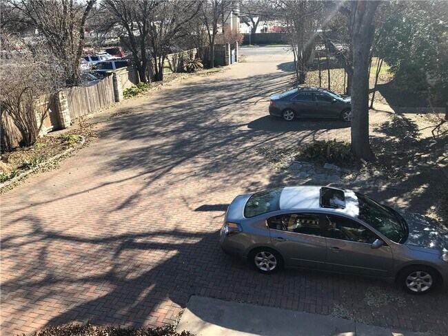 Foto del edificio - 1124 Clayton Ln