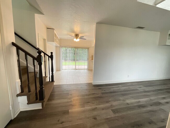 Building Photo - 4 Bedroom 2 Bath 2 Story Home,