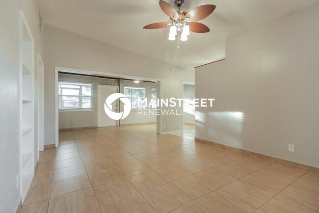 Building Photo - 4 Bedroom Pet-Friendly Home in Orlando, FL with Main Street Renewal