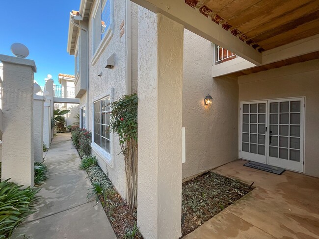 Building Photo - Beautiful corner unit in Lake San Marcos