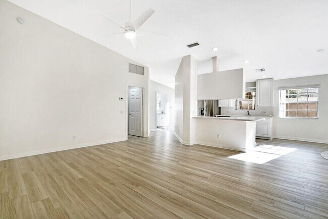 Foto del edificio - 8128 Montserrat Pl
